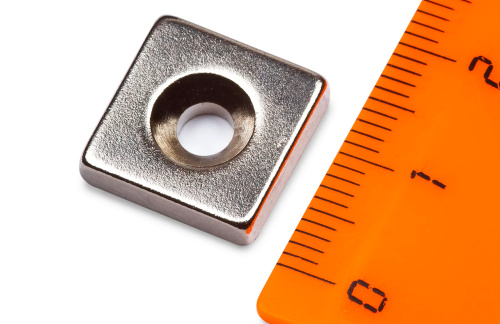 Неодимовый магнит призма 15х15х3мм с зенковкой в наличии фото 2
